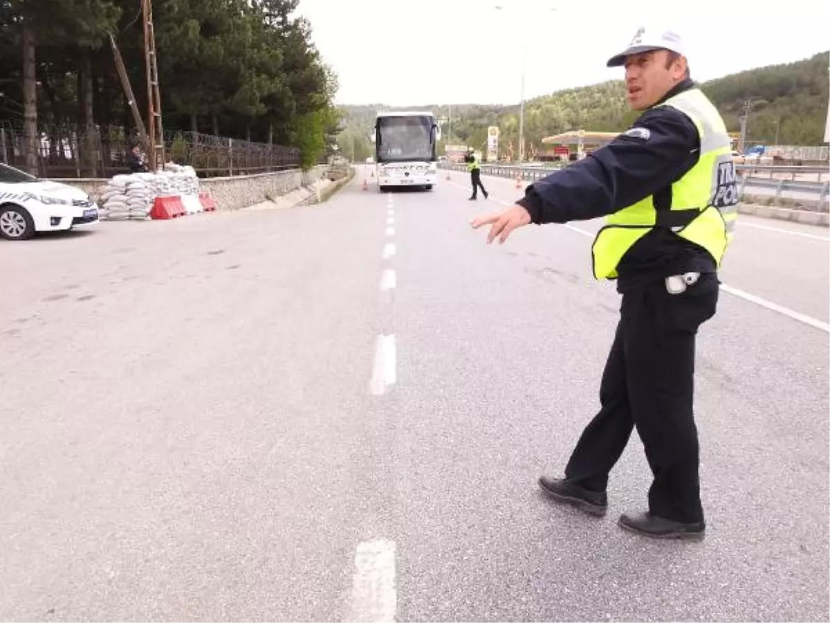 Polis, Durdurduğu Sürücülere Leblebi İkram Etti