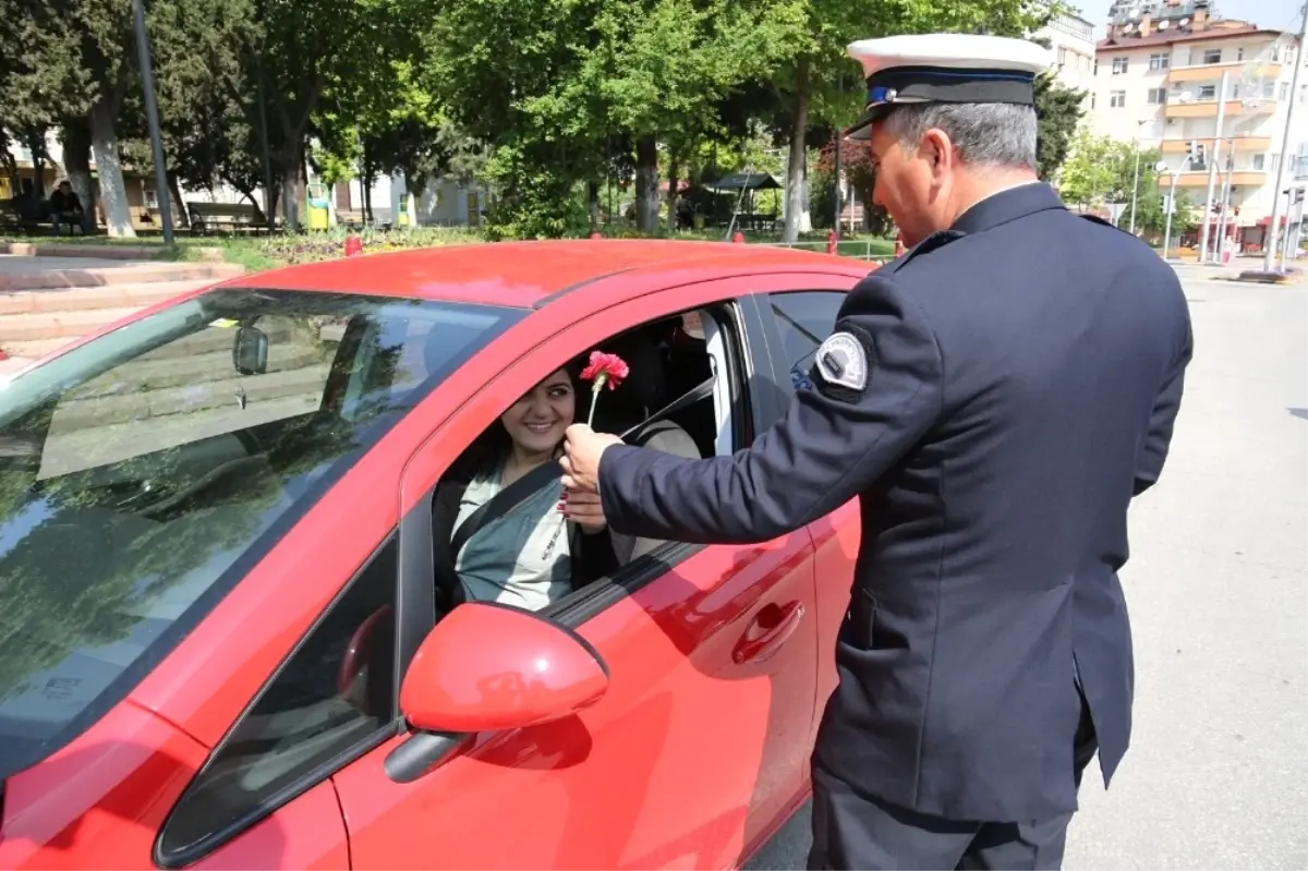 Polis, Durdurduğu Sürücülere Leblebi İkram Etti