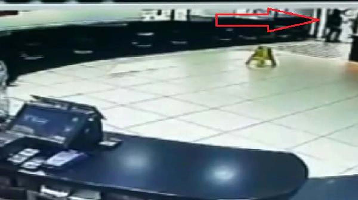 Restoran Çalışanı Kadın,kapı Önündeki Çocuğa Sıcak Suyu Böyle Attı