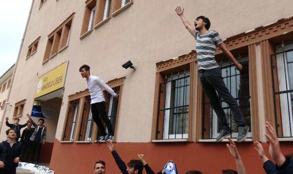 Rize\'de Okulları Kapatılacak Liselilerden Sessiz Oturma Eylemi