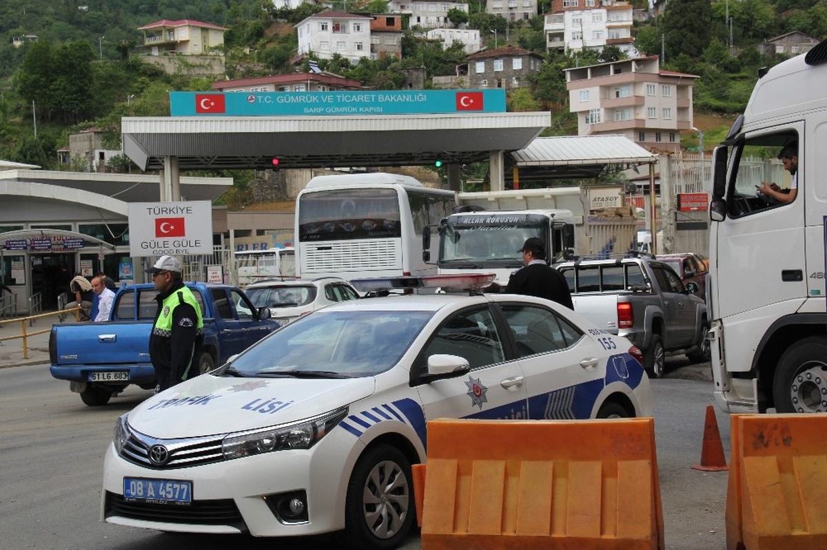 Sarp Sınır Kapısı\'nda Tır Kuyruğu Çilesi