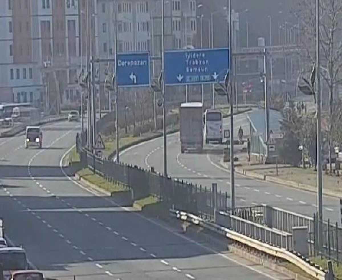 Tır\'ın Çarptığı Yolcu Midibüsünün Devrilme Anı Mobeseye Yansıdı