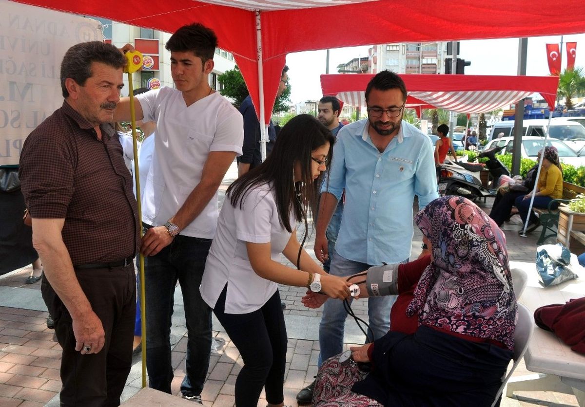 Üniversiteliler Nazilli\'de Sağlık Taraması Yaptı