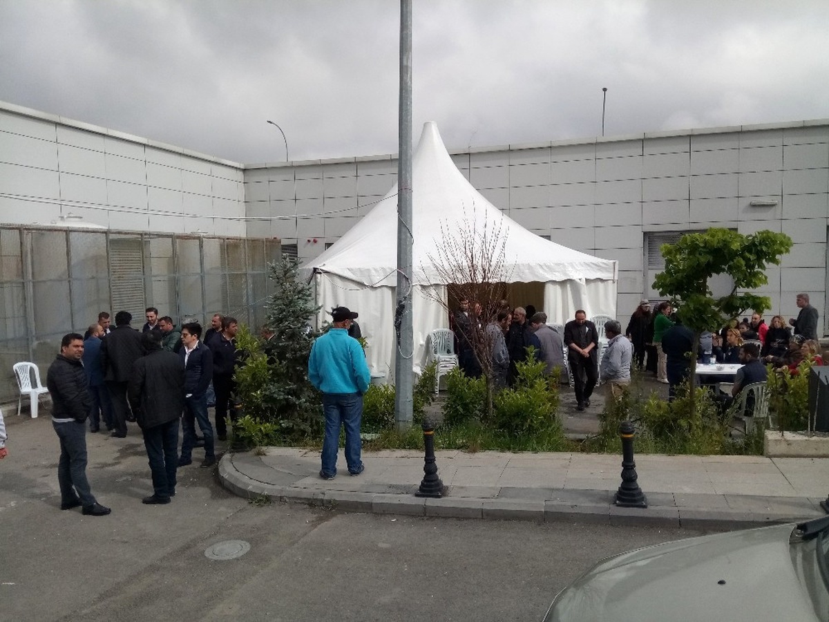 Ünlü Sanatçı İbrahim Erkal\'ın Sevenleri Hastanede Bekleyişini Sürdürüyor