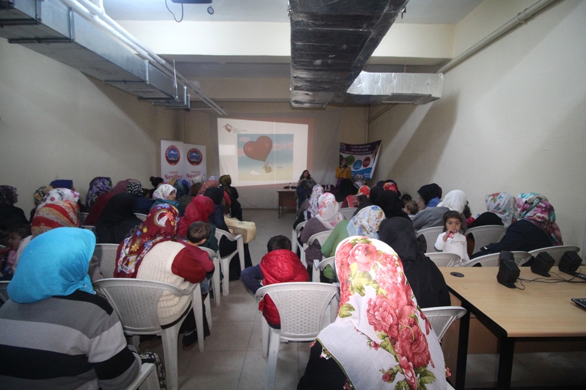 Ağrı Belediyesi Sağlıklı Aile için mahallelerde eğitim başlattı