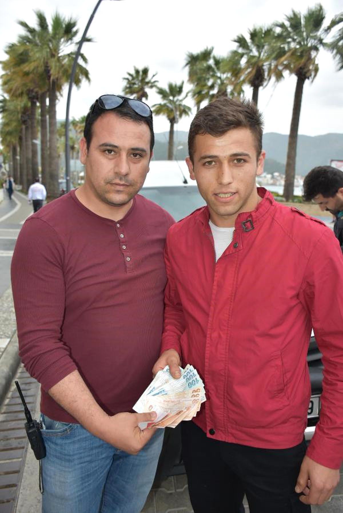 Atm\'de Unutulan Parayı Polise Teslim Etti