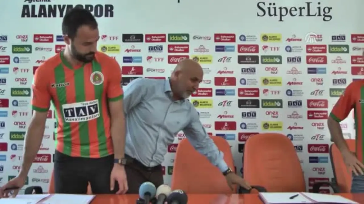 Aytemiz Alanyaspor\'da Iki Futbolcunun Sözleşmesi Yenilendi