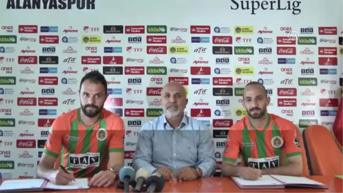 Aytemiz Alanyaspor\'da İki Futbolcunun Sözleşmesi Yenilendi