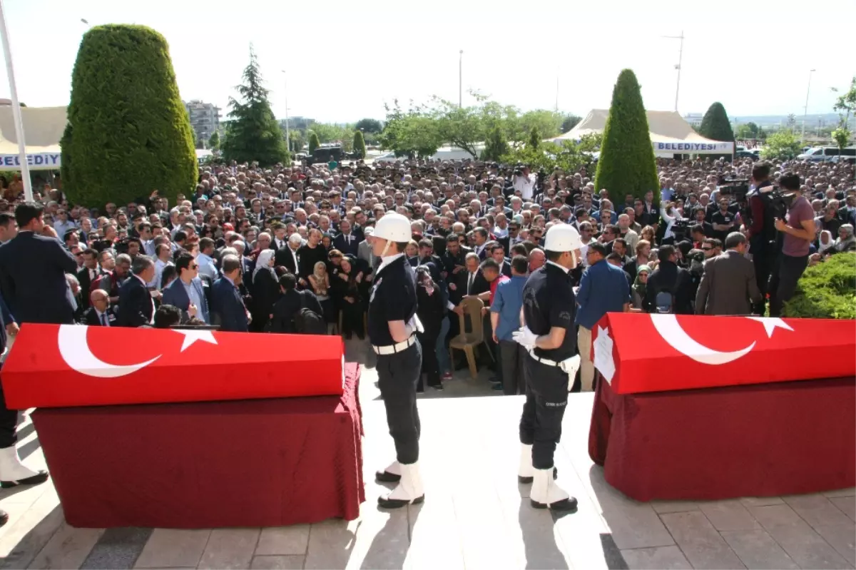 Başsavcı Alper ve Makam Şoförü Akşehirli\'ye Gözü Yaşlı Veda