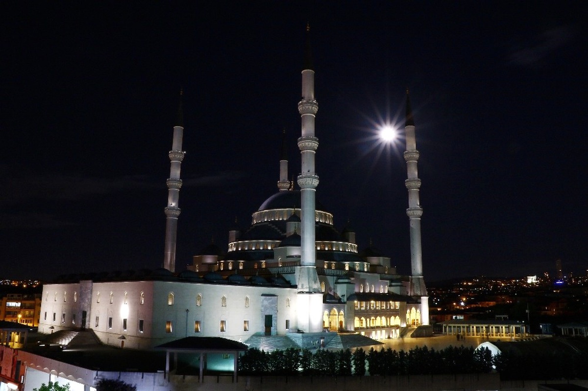 Berat Kandili\'nde Ay Manzaralı Kocatepe Camii