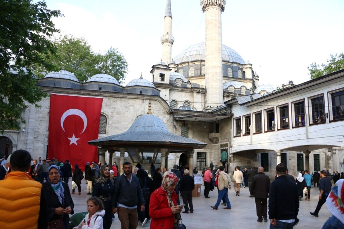 Berat Kandili\'nde Eyüp\'te Eller Semaya Açıldı