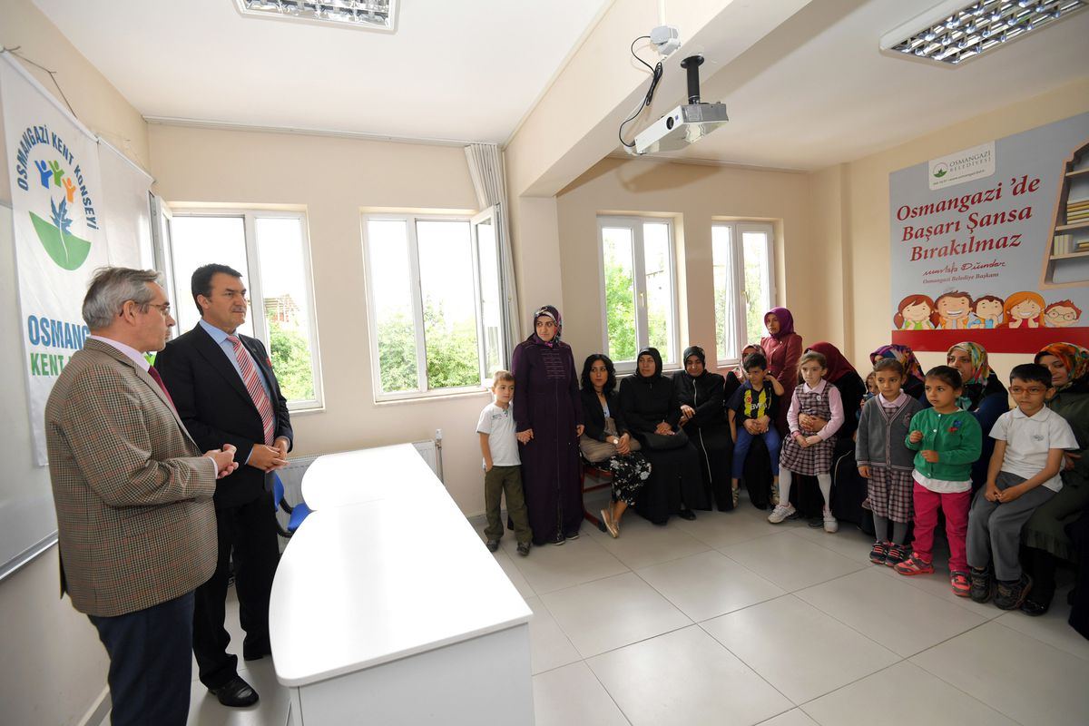 \'Dündar\'dan Çocuk Mocuk Değildir Seminerine Katılanlara Sertifika