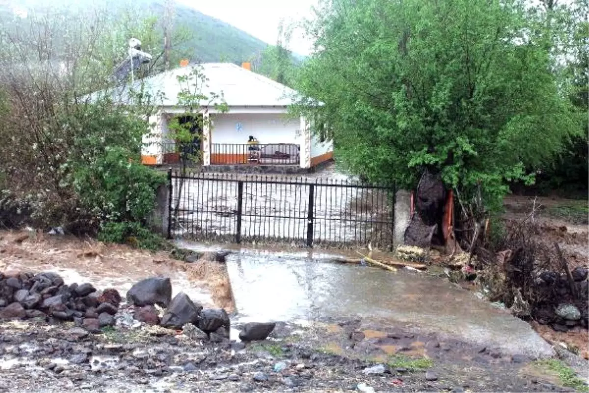 Elazığ\'da Sel, Köy Yollarını Tahrip Etti