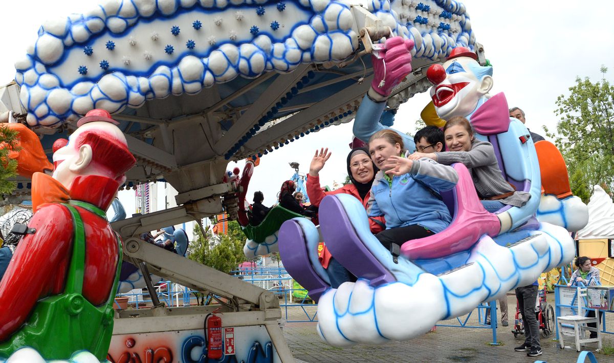 Engelliler Haftası\'nda Lunaparkta Gönüllerince Eğlendiler