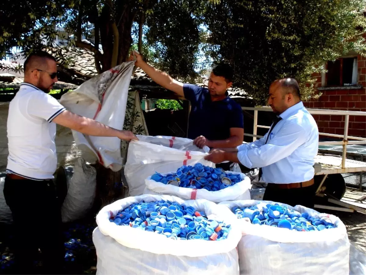 Engelliler İçin 300 Kilogram Mavi Kapak Topladı