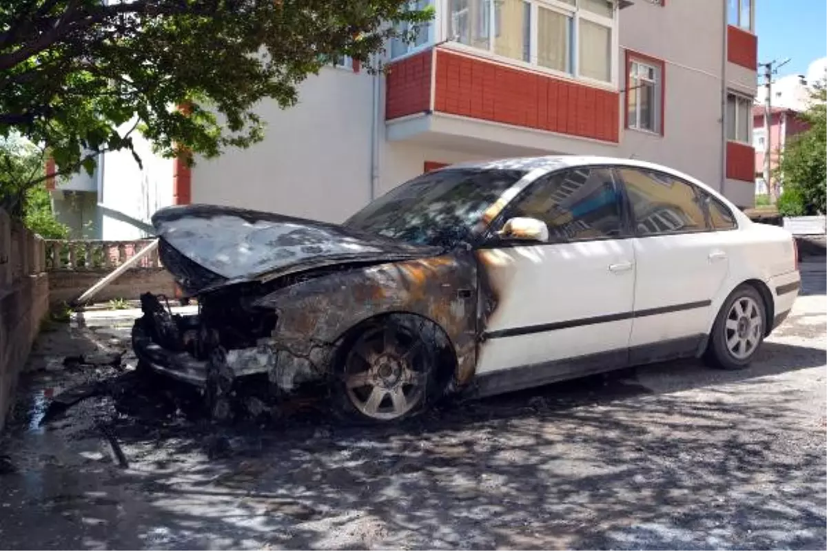 Evinin Önündeki Otomobili Ateşe Verildi