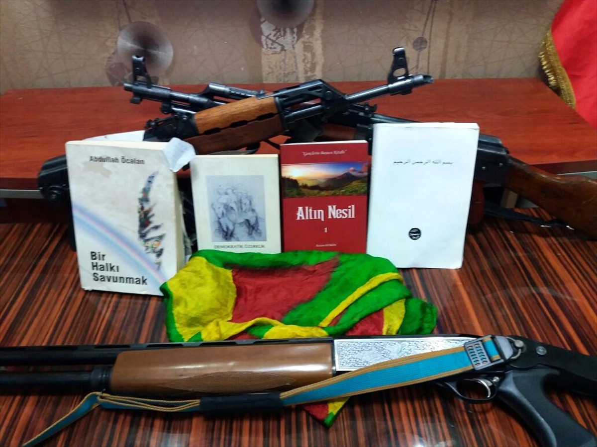 Evlerinde PKK ve Deaş Materyalleri Bulunan Fetö Şüphelileri Tutuklandı