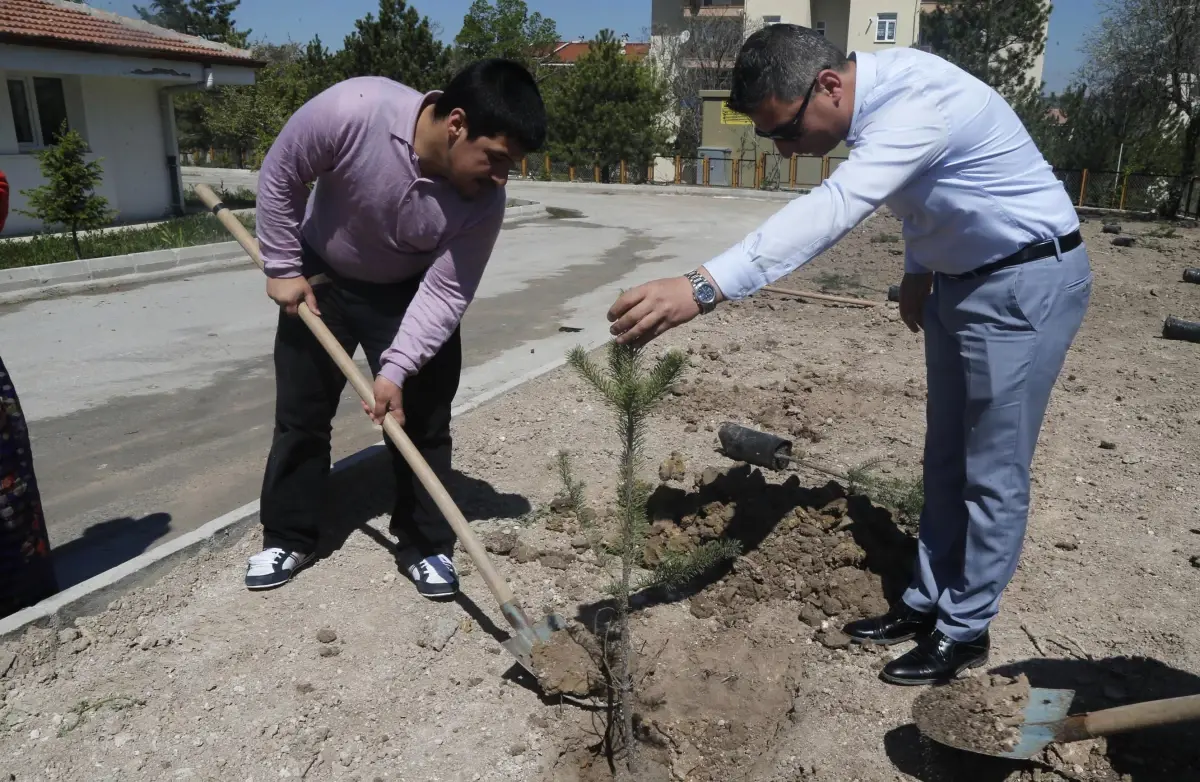 Gölbaşı Belediyesi\'nden Özel Çocuklar İçin Çiçek Dikimi Etkinliği