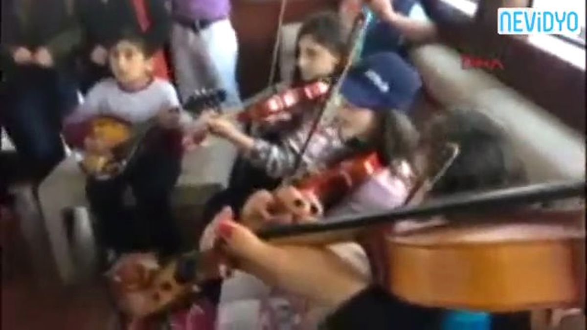 Haluk Levent, Vartolu Öğrencilerle Şarkı Söyledi