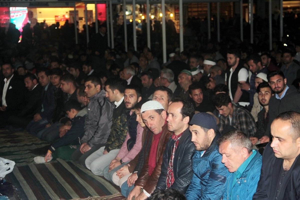 İstanbullular Berat Kandili\'nde Tarihi Camilere Akın Etti