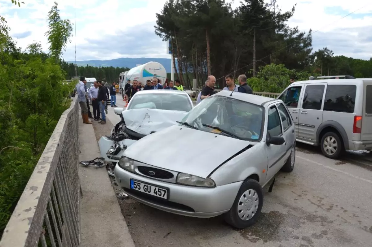 Köprüde İki Otomobil Çarpıştı: 1 Ölü, 1 Yaralı