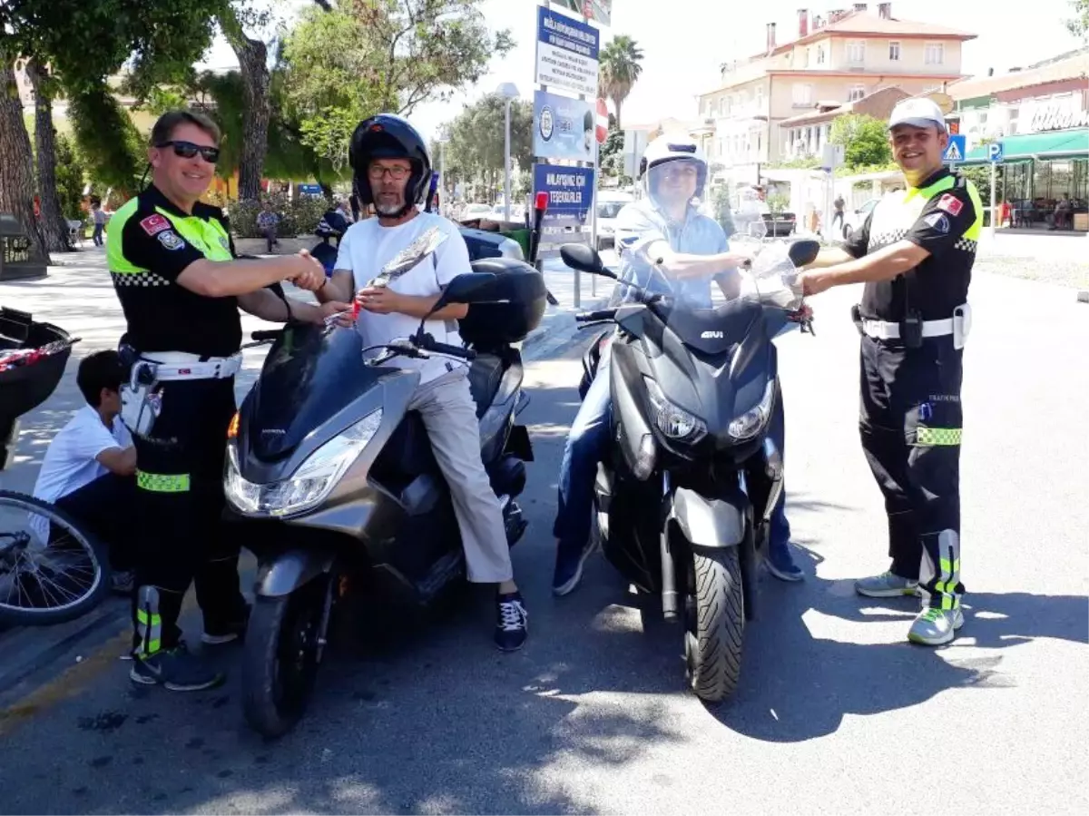 Milas\'ta Polis Sürücülere Gül Dağıttı