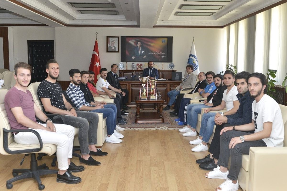 Rektör Akgül\'den Şampiyon Takıma Tebrik