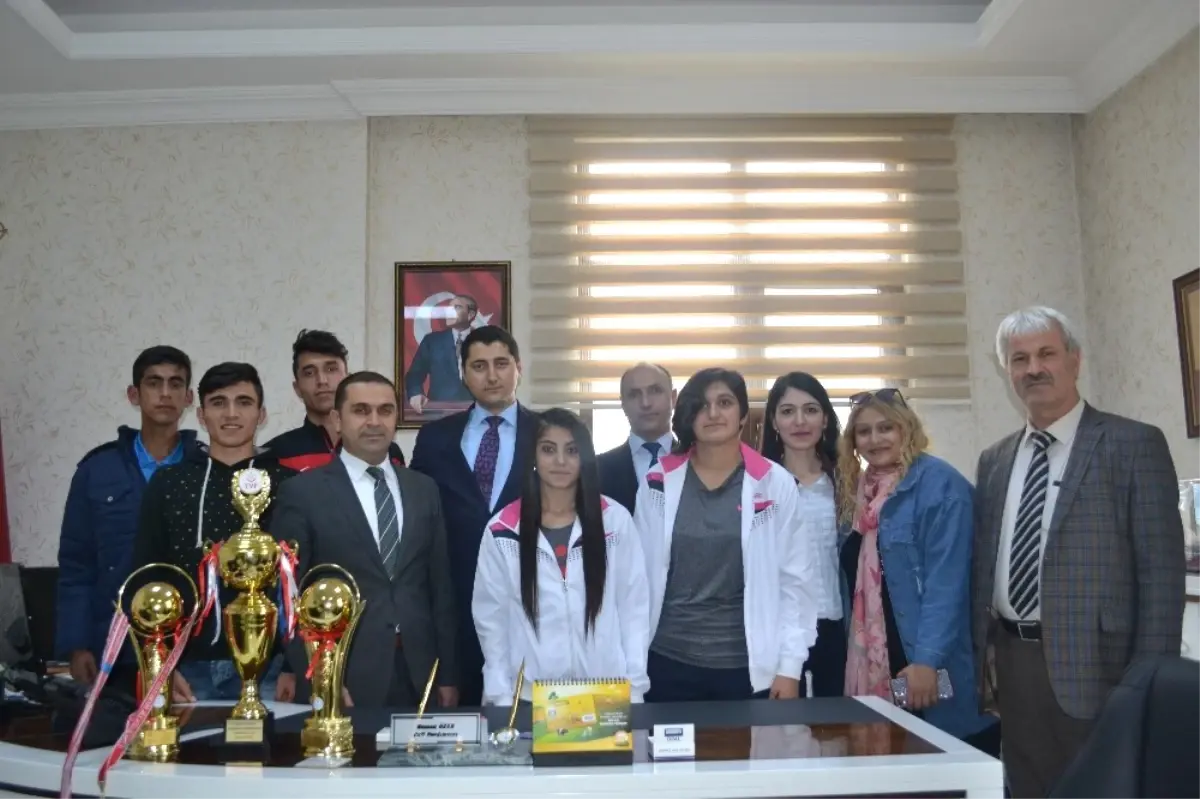 Şampiyon Çocuklar Vali Yardımcısı Özer\'i Ziyaret Etti