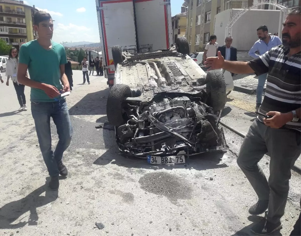 Sokak Tabelasına Çarparak Kontrolden Çıkan Otomobil, Park Halindeki 4 Araca Çarptıktan Sonra...