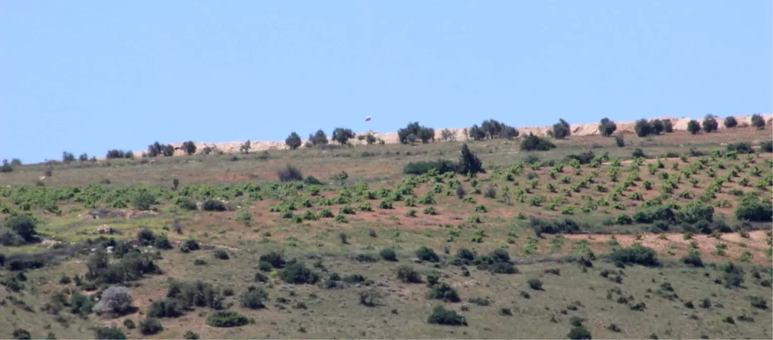 YPG\'nin Yeni Oyunu! Suriye Sınırına Rus Bayrağı Çekildi