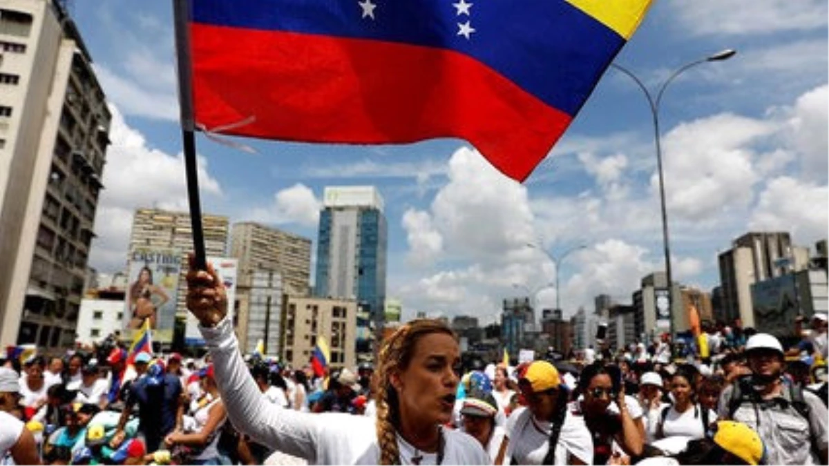 Venezuela\'da Siyasi Kriz Tırmanıyor