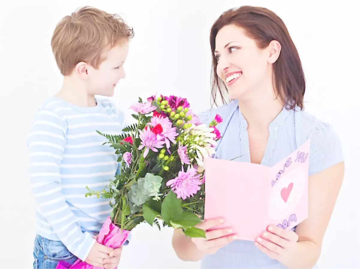 Anneler Gününde En Çok Hangi Hediye Alınıyor? Çiçek mi Kıyafet mi Telefon Mu?