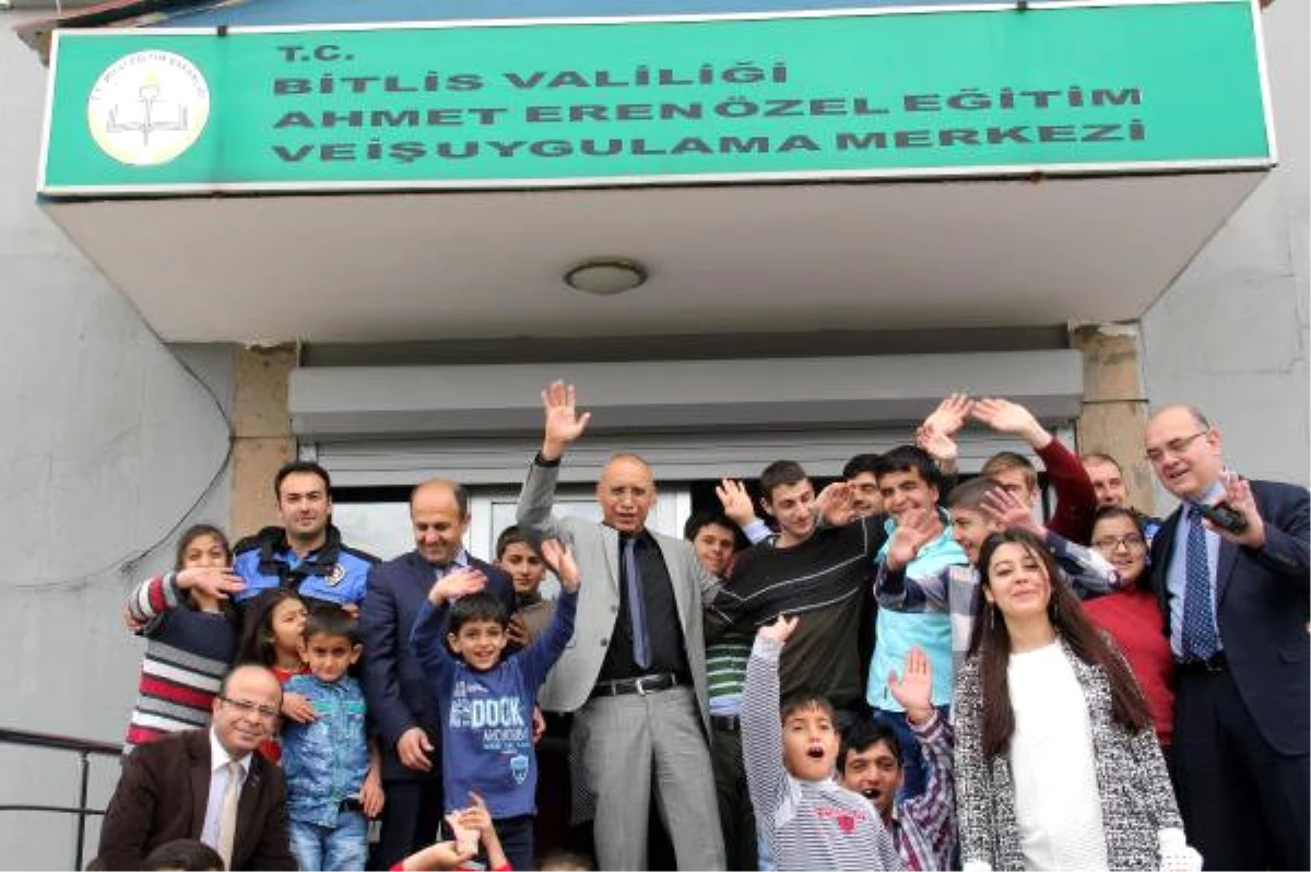 Bitlis Emniyet Müdürü\'nden Engelli Öğrencilere Ziyaret