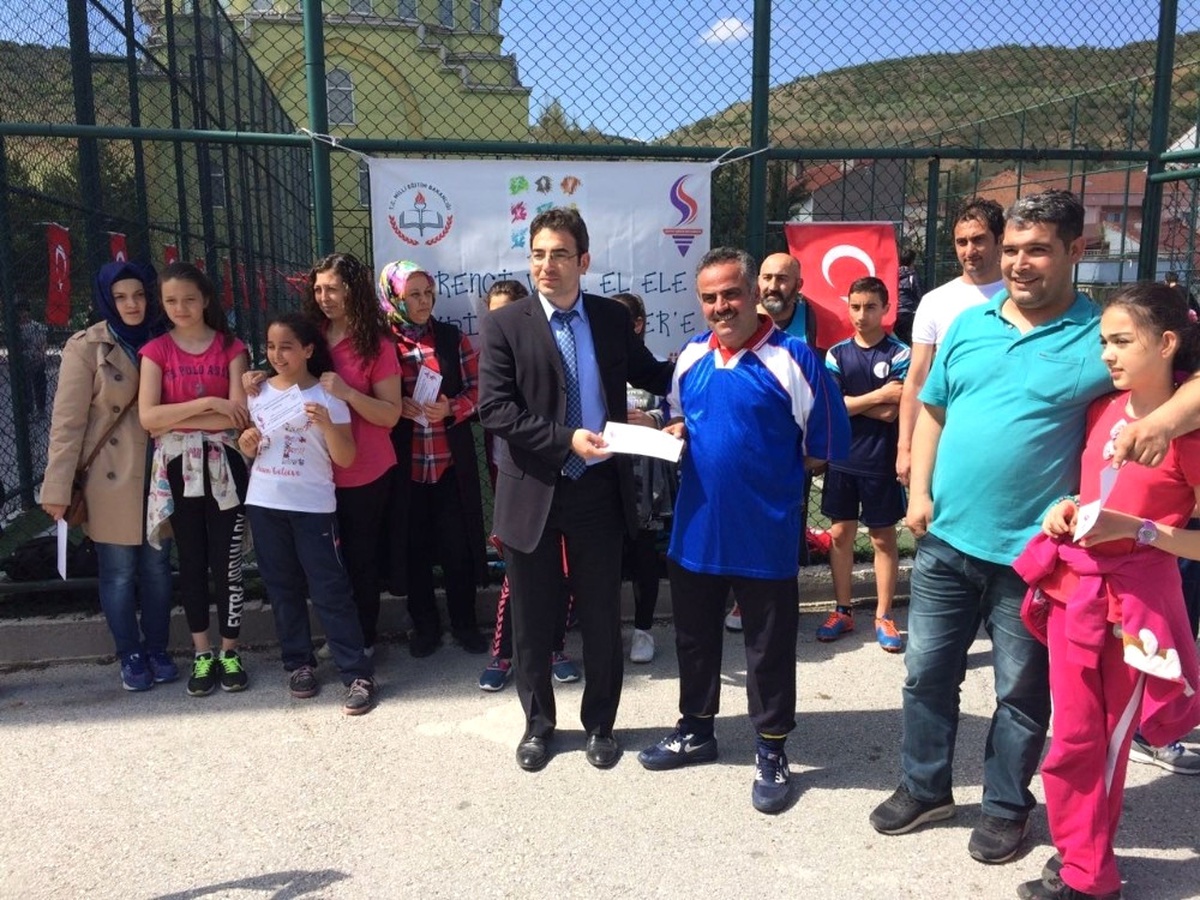 Bozüyük\'te Öğrenci Veli El Ele Spor Etkinliği Düzenlendi