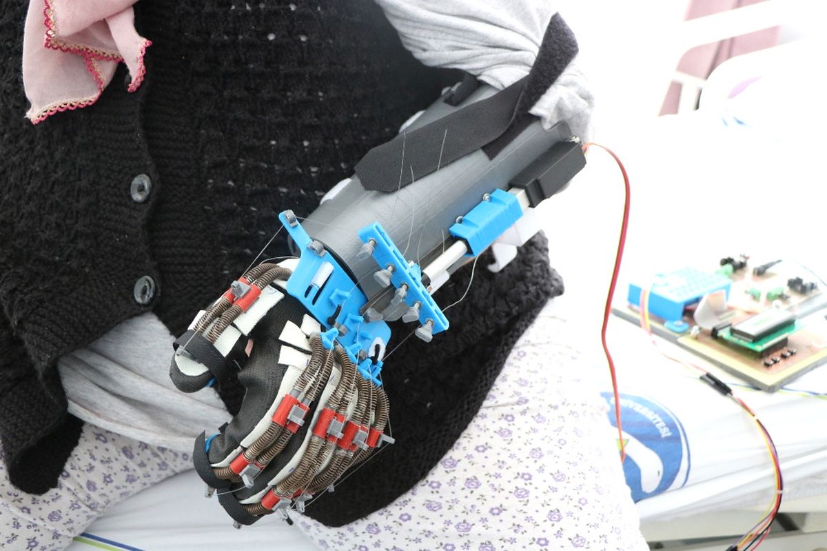 Bu Robot Elinde Felç Olan Hastalara Umut Olacak