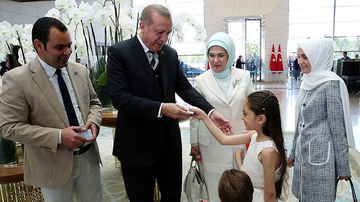 Cumhurbaşkanı Erdoğan, Suriyeli Bana ve Ailesine Kimliklerini Verdi