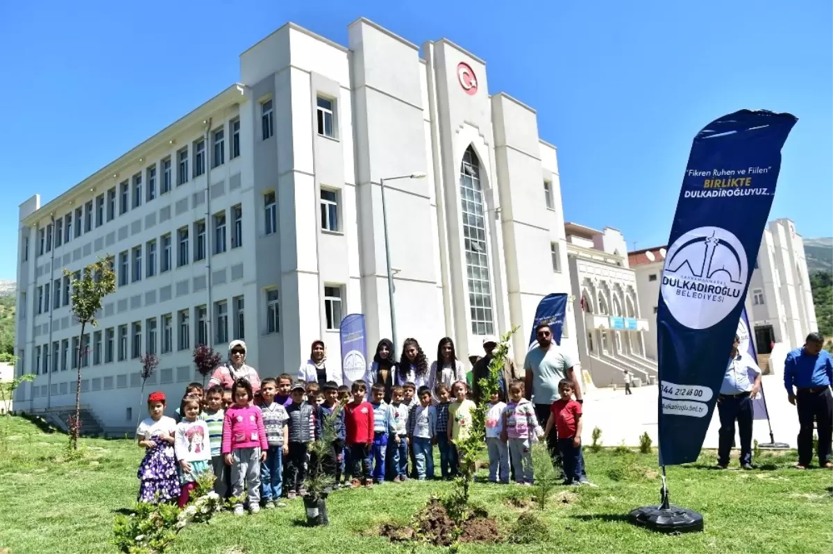 Dulkadiroğlu Belediyesi Miniklerle Anneler Günü İçin Fidan Dikti