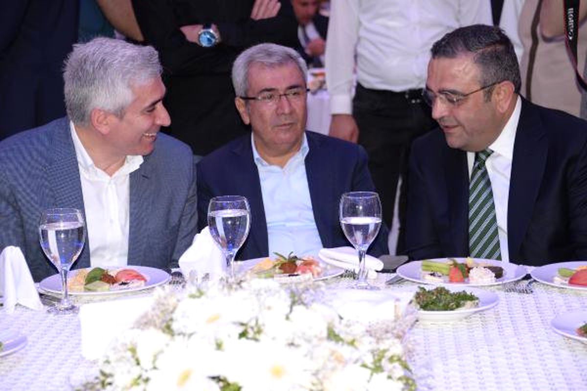 Ekonomi Zirvesi, Ak Parti, CHP ve Hdp\'li Vekilleri Aynı Masada Buluşturdu