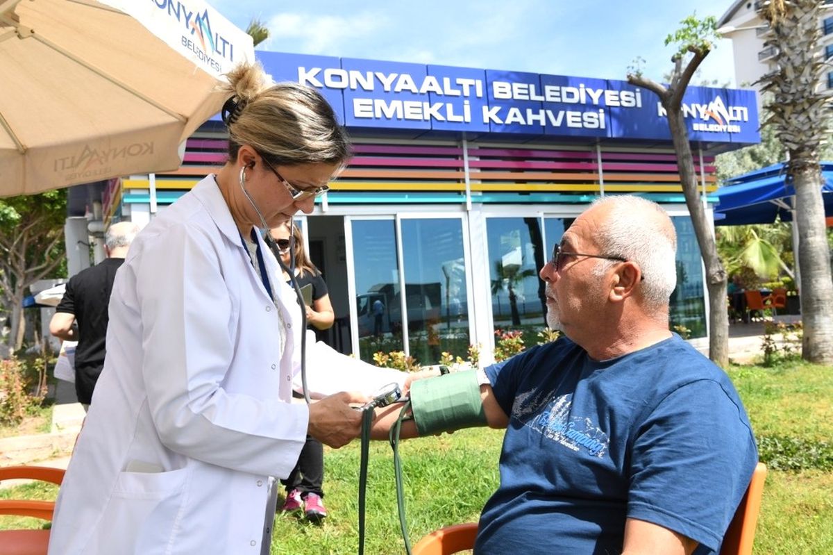 Emekli Kahvesi\'nde Tansiyon Ölçümü