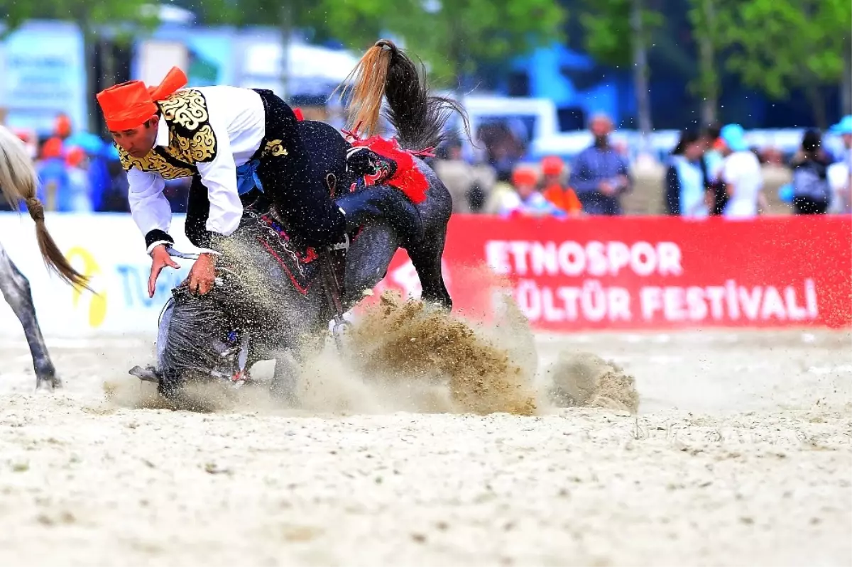 Etnospor İkinci Günü Atlı Akrobasi ile Başladı