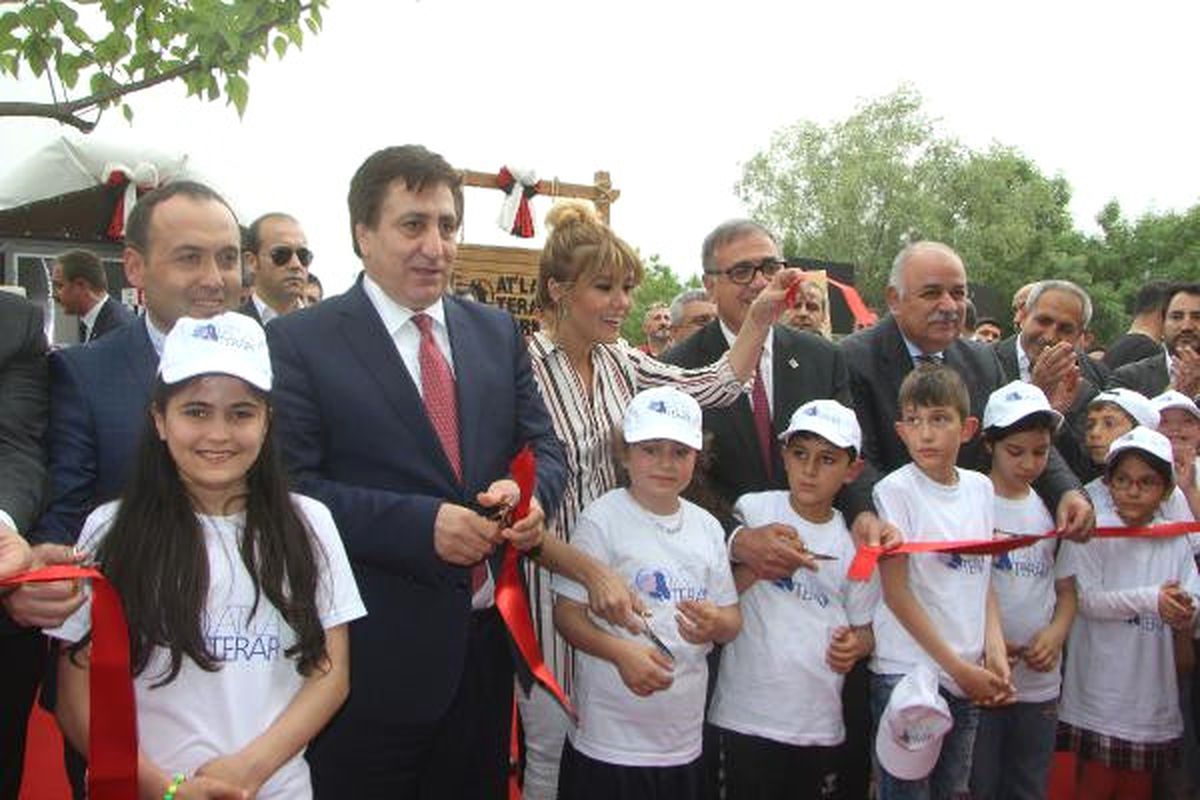 Gülben Ergen, Bursa\'da \'At\'la Terapi Merkezi\'nin Açılışında Sahneye Çıktı