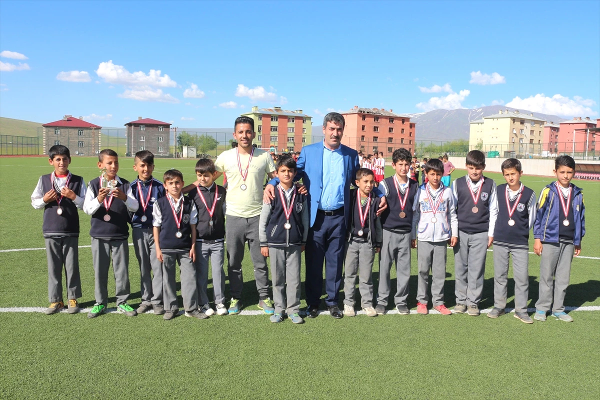 Güroymak\'ta Okullararası Futbol Turnuvası