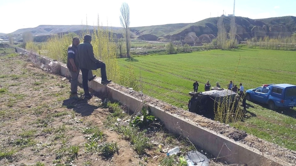 Horasan\'da Askeri Zırhlı Araç Kaza Yaptı: 3 Asker Yaralı