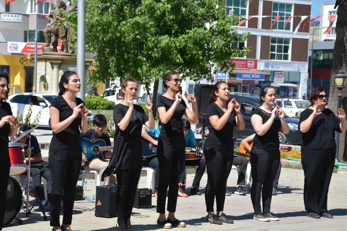 Işitme Engelliler Için Işaret Dili Öğrendiler