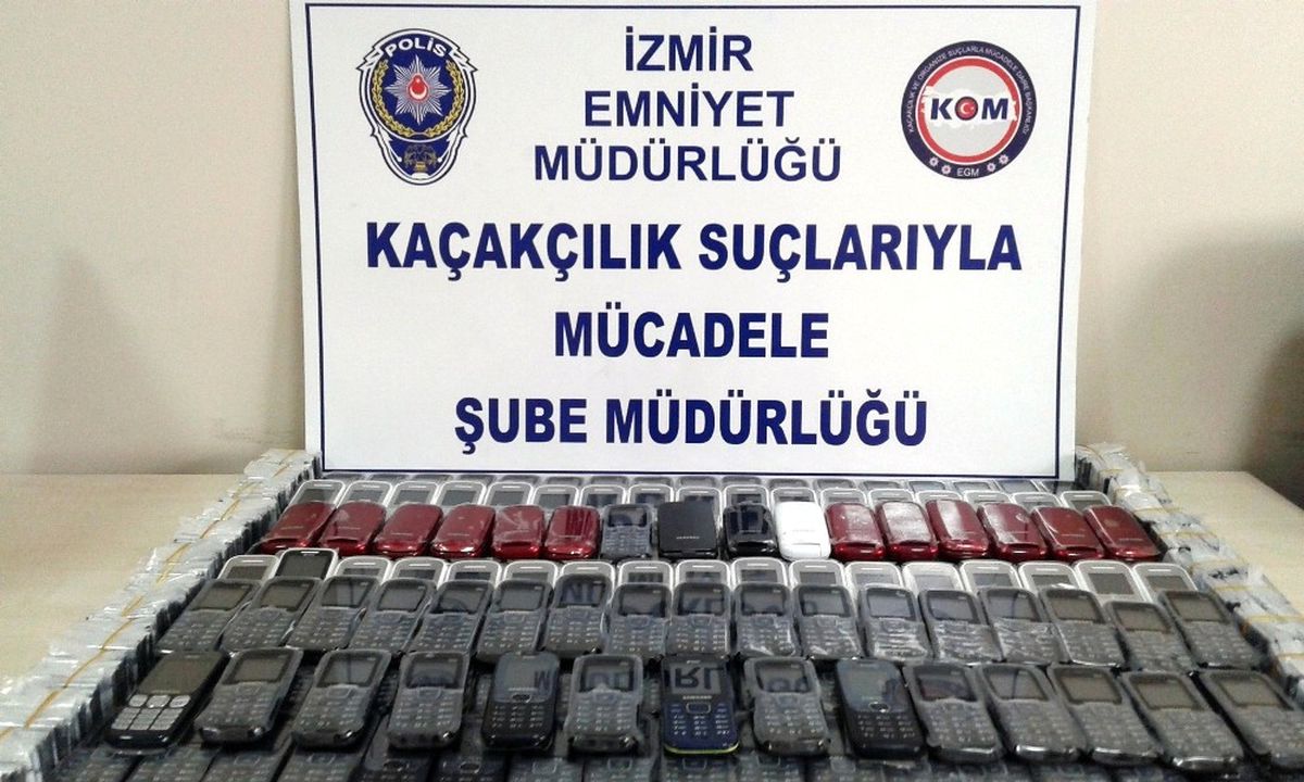İzmir\'de 115 Adet Gümrük Kaçağı Cep Telefonu Yakalandı