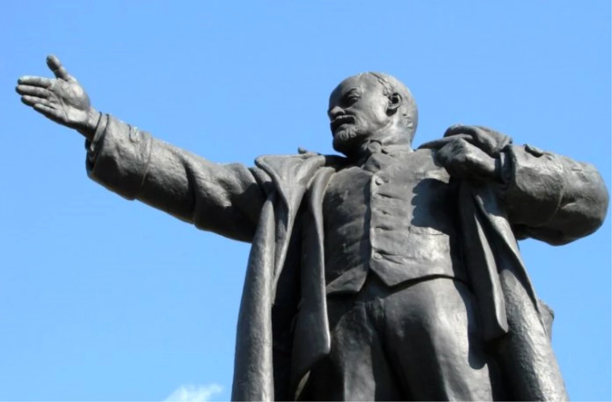 Kiev\'de Son Lenin Heykelini Koruyan Kadın Kamerada