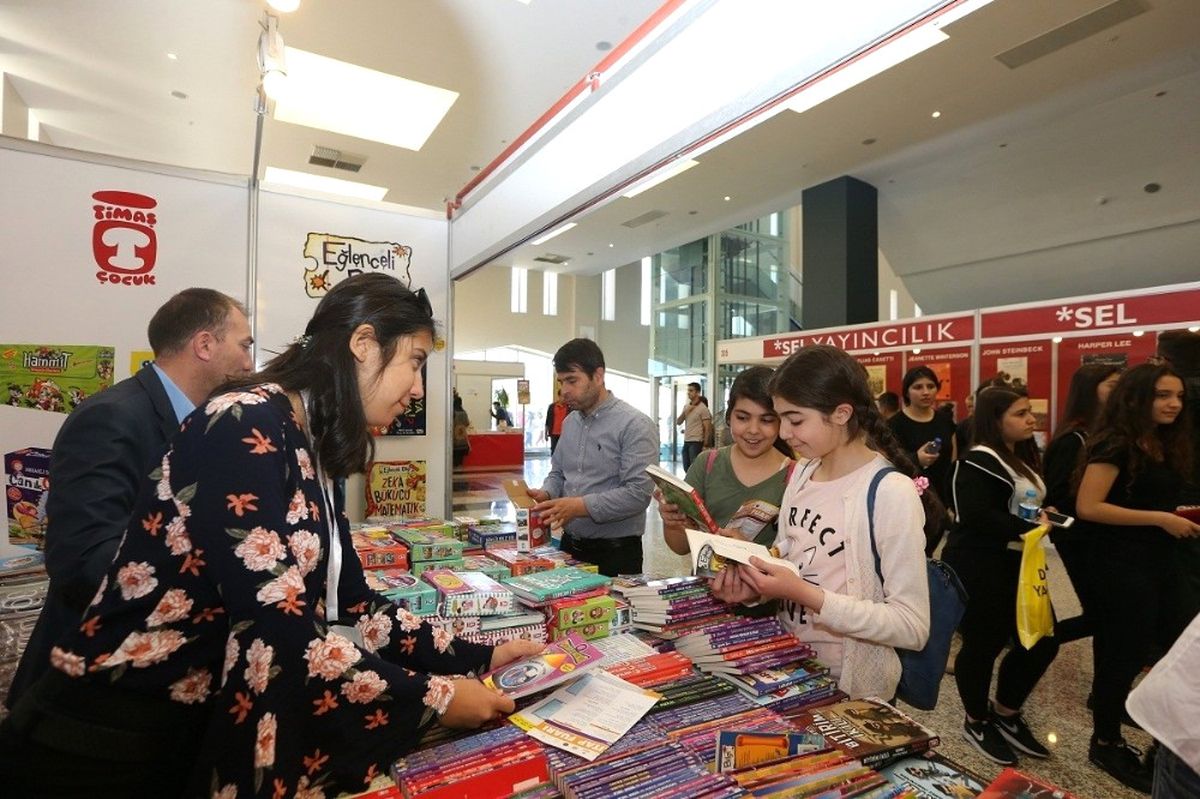 Kitap Fuarını İlk Üç Günde 50 Bin Kişi Ziyaret Etti