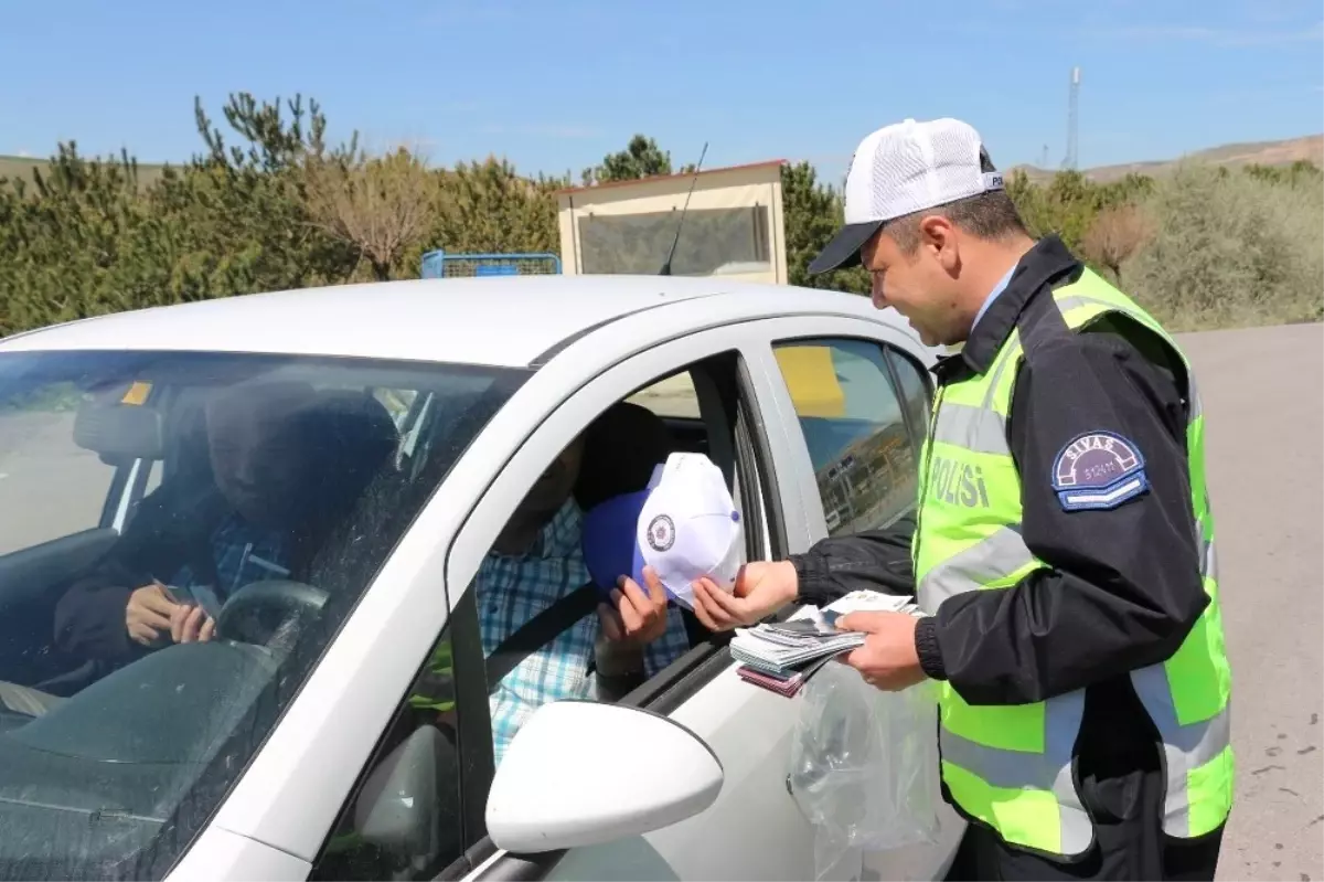 Polisten Sürücülere Hediyeli Denetim