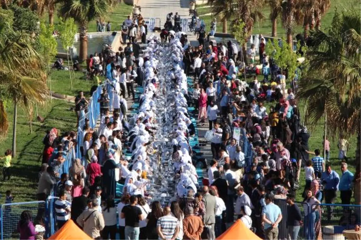 Şanlıurfa\'da 400 Kadın, Çiğ Köfte Yoğurma Rekoru Kırdı