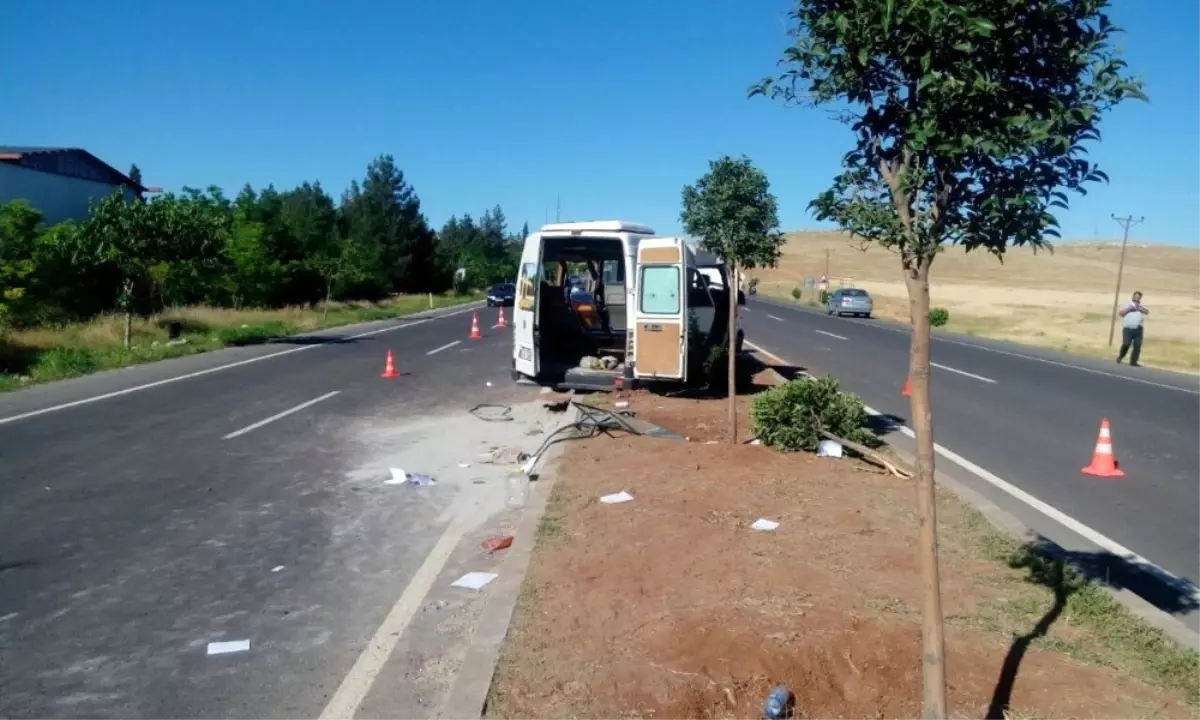 Şanlıurfa\'da Öğrenci Servisi Takla Attı: 13 Yaralı